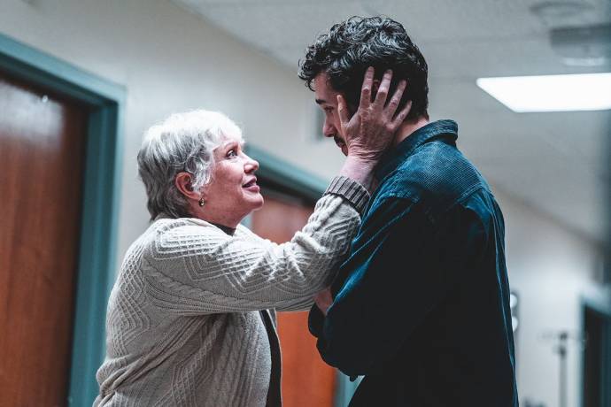 Julia Sweeney (Suzanne) en Jonah Hauer-King (Connor)