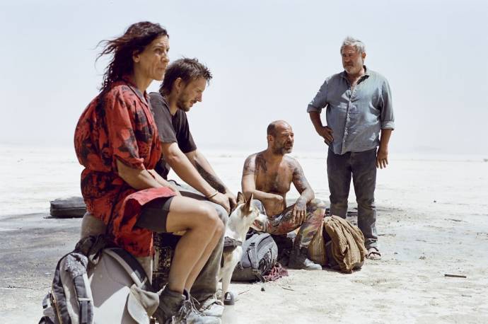 Stefania Gadda (Steff), Joshua Liam Herderson (Josh), Richard 'Bigui' Bellamy (Bigui) en Sergi López (Luis) in Sirât