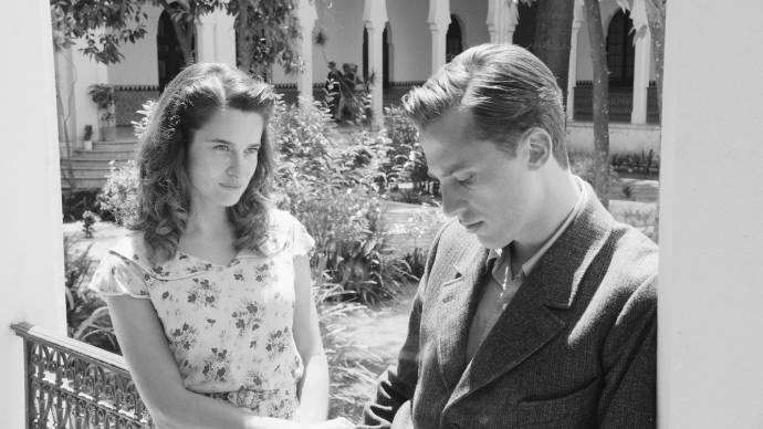 Rebecca Marder (Marie Cardona) en Benjamin Voisin (Meursault)