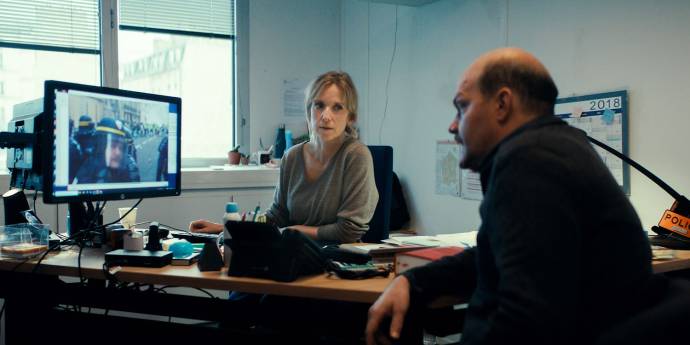 Léa Drucker (Stéphanie Bertrand) en Yoann Blanc (Stone-throwing riot cop)