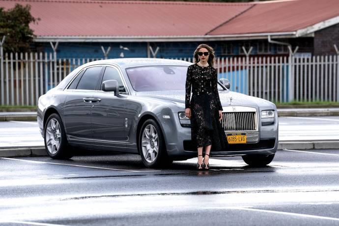 Margaret Qualley (Julia) in How to Make a Killing