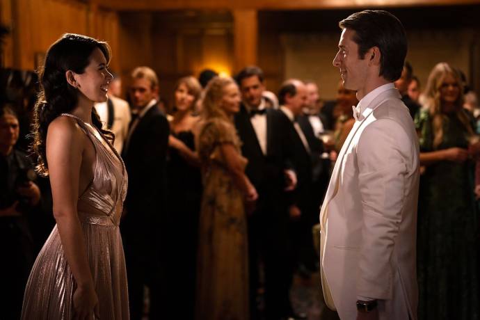 Margaret Qualley (Julia) en Glen Powell (Becket Redfellow) in How to Make a Killing