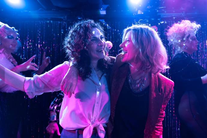 Proschat Madani (Fa Safir) en Caroline Peters (Dr. Marie Theres Wallner) in What a Feeling