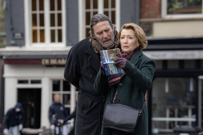 Ciarán Hinds (Gerry) en Lesley Manville (Stella) in Midwinter Break