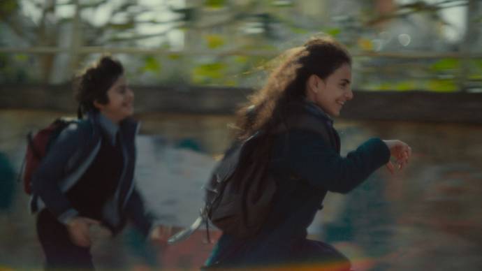 Mohamad Farhat (Young Nino) en Alex Choueiry (Young Yasmina)