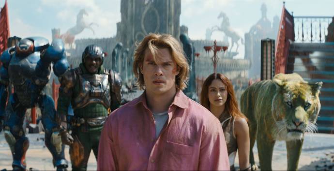 Idris Elba (Duncan / Man-At-Arms), Nicholas Galitzine (Adam / He-Man) en Camila Mendes (Teela)