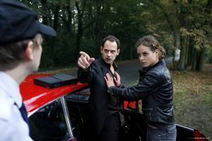 Moritz Bleibtreu (Rainer) en Elsa Schulz Gambard (Pegah (as Elsa Sophie Gambard)) in Reclaim Your Brain