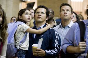 John Leguizamo (Julian), Ashlyn Sanchez (Jess) en Mark Wahlberg (Elliot Moore) in The Happening