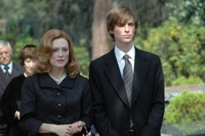 Julianne Moore (Barbara Baekeland) en Eddie Redmayne (Tony Baekeland) in Savage Grace