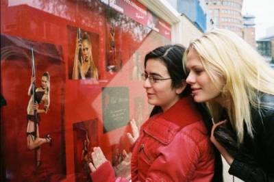 Betty Qizmolli (Lucia) en Julia Seijkens (Katia)