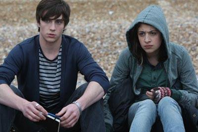 Georgia Groome (Georgia Nicolson) en Aaron Johnson (Robbie)