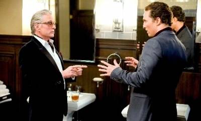 Michael Douglas (Uncle Wayne) en Matthew McConaughey (Connor Mead) in Ghosts of Girlfriends Past