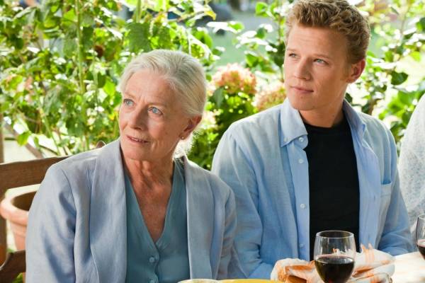 Christopher Egan (Charlie) en Vanessa Redgrave (Claire)