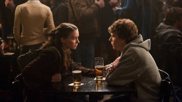 Jesse Eisenberg (Mark Zuckerberg) en Rooney Mara (Erica)