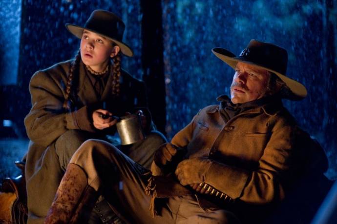 Jeff Bridges (Marshal Reuben J. Cogburn) en Hailee Steinfeld (Mattie Ross)