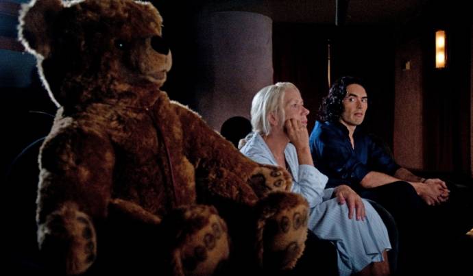 Helen Mirren (Hobson) en Russell Brand (Arthur Bach)