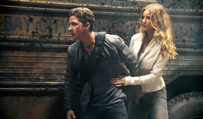 Shia LaBeouf (Sam Witwicky) en Rosie Huntington-Whiteley (Carly)