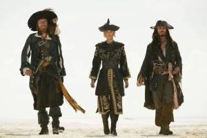 Kapitein Barbossa (Geoffrey Rush), Elizabeth Swan (Keira Knightly) en Kapitein Jack Sparrow (Johnny Depp).