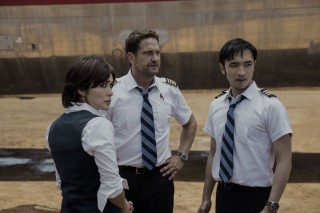 Daniella Pineda, Gerard Butler en Yoson An in Plane