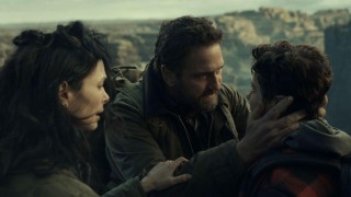 Morena Baccarin, Gerard Butler en Roman Griffin Davis in Greenland: Migration Morena Baccarin, Gerard Butler en Roman Griffin Davis in Greenland: Migration