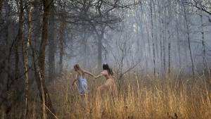 Ghostland: Taylor Hickson (Young Vera) en Emilia Jones (Young Beth) Ghostland: Taylor Hickson (Young Vera) en Emilia Jones (Young Beth)