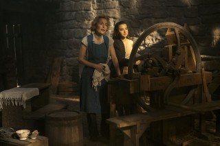 Gillian Anderson en Ariella Glaser in White Bird