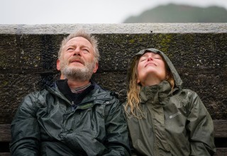 Jason Isaacs en Gillian Anderson in The Salt Path