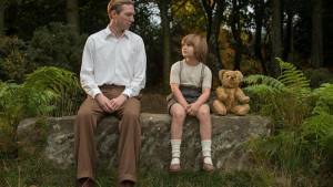 Goodbye Christopher Robin: Domhnall Gleeson (A.A. Milne) en Will Tilston (Christopher Robin - Age 8) Goodbye Christopher Robin: Domhnall Gleeson (A.A. Milne) en Will Tilston (Christopher Robin - Age 8)