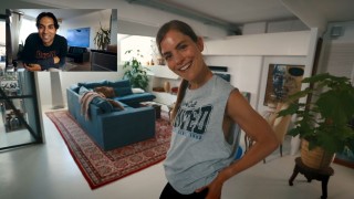 James Krishna Floyd en Hannah Hoekstra in Love in a Bottle