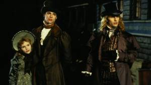 Interview with the Vampire: Tom Cruise (Lestat de Lioncourt), Kirsten Dunst (Claudia) en Brad Pitt (Louis de Pointe du Lac) Interview with the Vampire: Tom Cruise (Lestat de Lioncourt), Kirsten Dunst (Claudia) en Brad Pitt (Louis de Pointe du Lac)