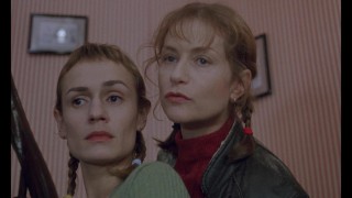 Sandrine Bonnaire en Isabelle Huppert in La Crmonie