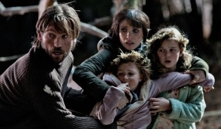 Nikolaj Coster-Waldau, Jessica Chastain, Isabelle Nélisse en Megan Charpentier in Mama