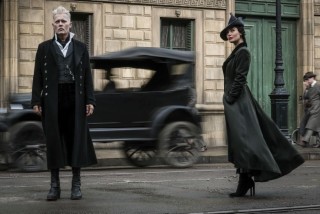 Johnny Depp en Poppy Corby-Tuech in Fantastic Beasts: The Crimes of Grindelwald
