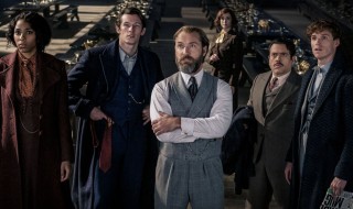 Jessica Williams, Callum Turner, Jude Law, Dan Fogler en Eddie Redmayne in Fantastic Beasts: The Secrets of Dumbledore