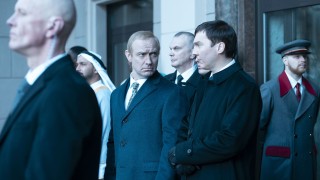 Jude Law en Paul Dano in The Wizard of the Kremlin