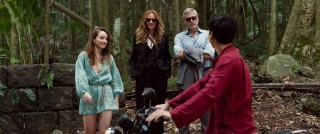 Kaitlyn Dever, Julia Roberts, George Clooney en Maxime Bouttier in Ticket to Paradise