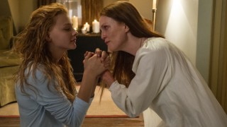 Chloë Grace Moretz en Julianne Moore in Carrie