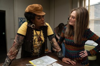 Lorraine Toussaint en Julianne Moore in The Glorias