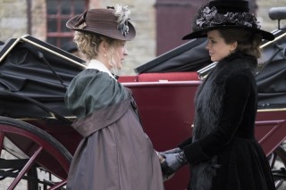 Chloë Sevigny en Kate Beckinsale in Love & Friendship