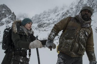 Kate Winslet en Idris Elba in The Mountain Between Us