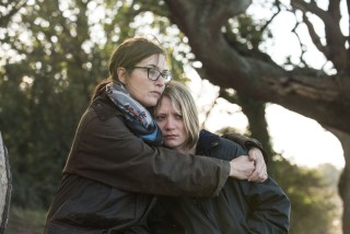 Kate Winslet en Mia Wasikowska in Blackbird