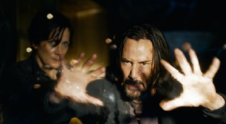 Carrie-Anne Moss en Keanu Reeves in The Matrix Resurrections