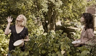 Kirsten Dunst en Charlotte Gainsbourg in Melancholia