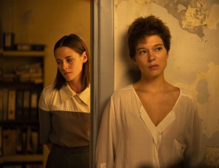 Kristen Stewart en Léa Seydoux in Crimes of the Future