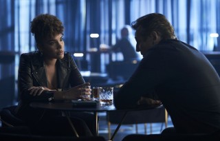 Emmy Raver-Lampman en Liam Neeson in Blacklight
