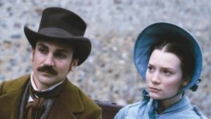 Madame Bovary: Henry Lloyd-Hughes (Charles Bovary) en Mia Wasikowska (Emma Bovary) Madame Bovary: Henry Lloyd-Hughes (Charles Bovary) en Mia Wasikowska (Emma Bovary)