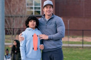 Gustavo Quiroz en Mark Wahlberg in Instant Family