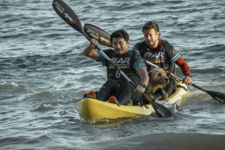 Simu Liu en Mark Wahlberg in Arthur the King