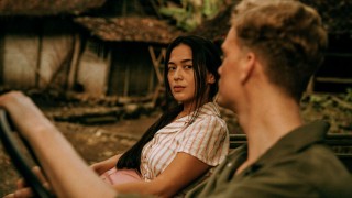 Denise Aznam en Martijn Lakemeier in De Oost