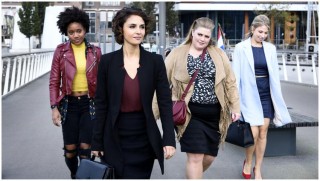 Yootha Wong-Loi-Sing, Maryam Hassouni, Esmée van Kampen en Sarah Chronis in Alles voor elkaar
